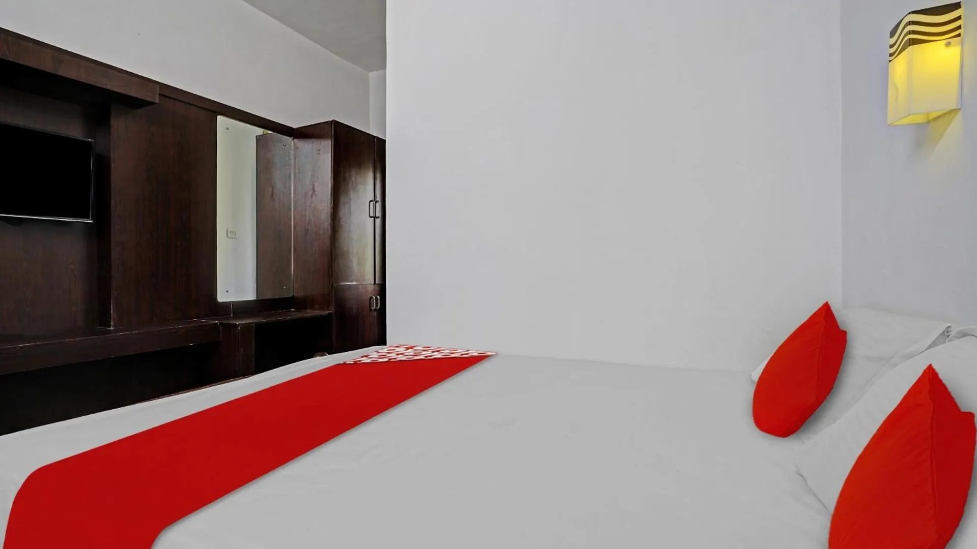 Live With Alp104 Hotel